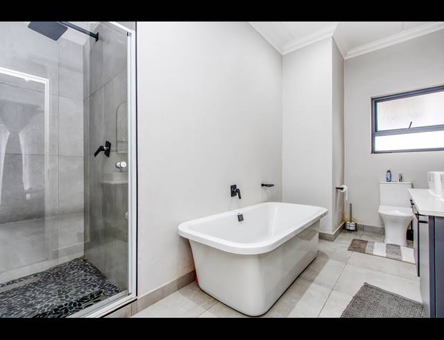 2 BEDROOM APARTMENT FOR SALE IN BRYANSTON